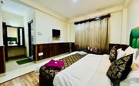 Hotel Hadimba Palace Sky Mountain View - Near Mall Road , Manali